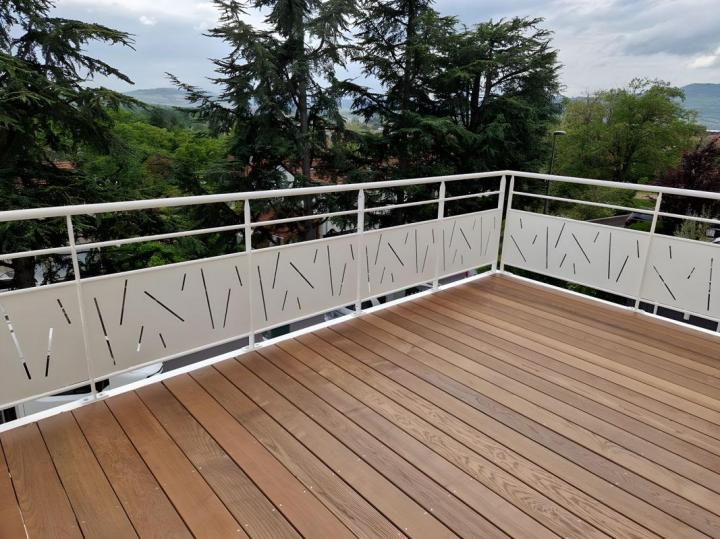 Transformez votre espace de vie ou de travail avec une magnifique terrasse suspendue réalisée par nos menuisiers expérimentés